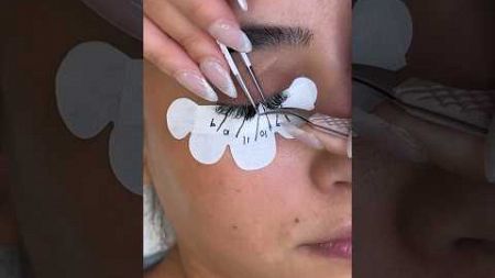 You create this wet &amp; wispy V2 set after learning from my wispy Ebook 🤩 #lashes #lashextensions
