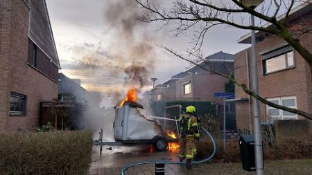 Aanhanger volledig in brand in Hendrik Ido Ambacht | Brandweer met spoed onderweg!