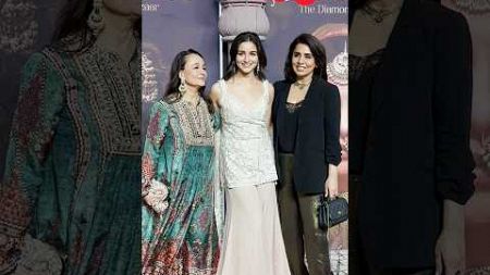 Alia Bhatt poses with mom &amp; mom-in-law at Heeramandi premiere 😍 #shorts #aliabhatt #heeramandi