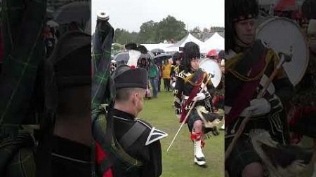 A very wet Lonach #pipeband march off playing in the rain during 2023 Aboyne #highlandgames #shorts