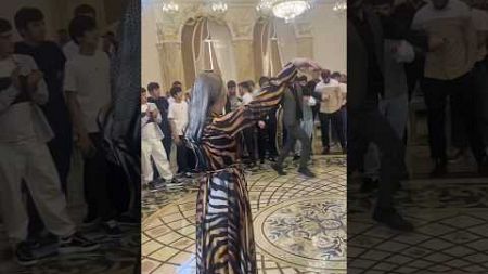 Чеченка танцует на ловзаре! #свадьба #чеченцы