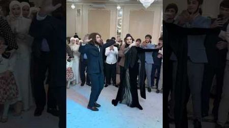 Прекрасная певица Айшат Махметмурзаева танцует! #ловзар #свадьба