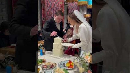 Молодожены разрезают свадебный торт #ведущий #свадьба #ведущийсвадьбы