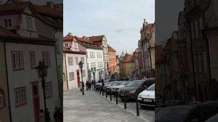 Reiche Ukrainer in Europa patrouillieren Prag und stehen die Umgebung im Zentrum von Prag #shorts