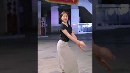 知性藏族姑娘拥珍，民族舞蹈……