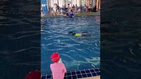 น้องบีมเรียนว่ายน้ำกับครูวิทย์
