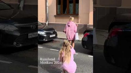 📸 Russische Frauen filmen eine Szene für soziale Medien auf den Straßen Moskaus!