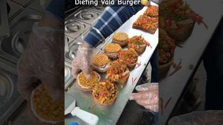 Ye burger Diet me khate hai log😱 #indianstreetfood #streetfood #food #burger #jalandhar #sandwich