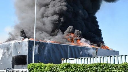 Zeer grote brand bij botenbouw-bedrijf in Steenwijk