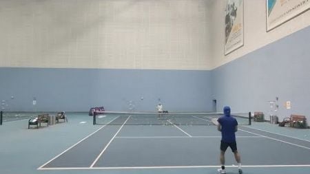 网球学习15，细调反手击球动作。反手隔网快速击球训练，步伐调整细一些，放松身体。
