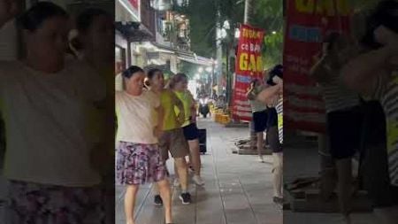 越南人行道上的舞蹈，阿姨們很認真運動喔Các bà các mẹ chăm chỉ luyện tập ghê