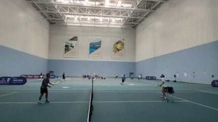 网球学习20，细调正手截击动作。分腿垫步，握紧球拍，立拍头，侧身向斜前方迈脚击球，动作做完整。
