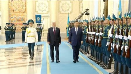 Chinese President Xi Jinping inspects Kazakh honor guard
