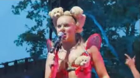 JoJo Siwa CURSES OUT Crowd for BOOING Her