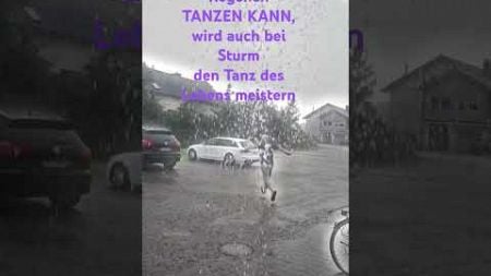 Wer im Regenen TANZEN KANN, wird auch bei Sturm den Tanz des Lebens meistern 🌷#regen #straubing #😂