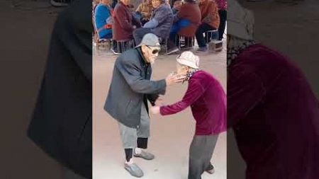两位百数老人自学舞蹈。真的能歌善舞#廣場舞#Chinesetraditionaldance#跳舞#表演
