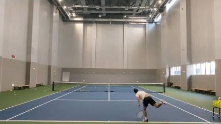 网球一区内角发球，刻意训练。