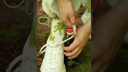 Amazing Lifehack : Sneaker Shoelace Opener. #camping #forest #bushcraft #lifehacks