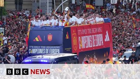 Fans celebrate Euro 2024 win after Spain&#39;s royal welcome home to Madrid | BBC News