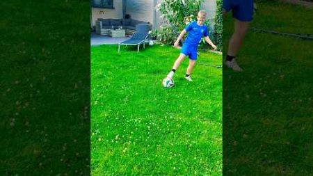Leuke passeerbeweging , voetbal skills. #football #soccer #viral #freestyle