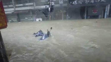 凱米颱風造成高雄市區大淹水，摩托車也被沖走了！！