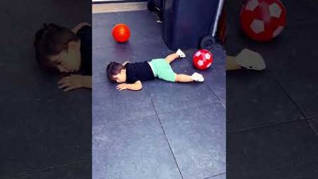 1,5 yaşındaki minik futbolcudan düşme rolu #futbol #football #voetbal
