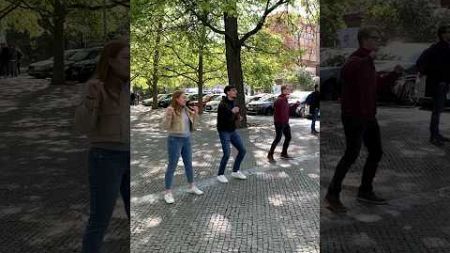 Ukrainer am tanzen in Europa. Reiche Ukrainer in Europa die BWL studieren tanzen vor der Uni #shorts