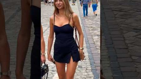 Коктейльна сукня. Львів дівчата, мода на площі Ринок. #львівплощаринок
