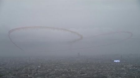 JO: la patrouille de France dessine un cœur dans le ciel de Paris | AFP Images