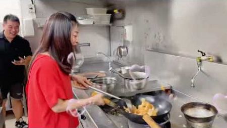 法国华侨华人餐饮总会会长黄美娜首次亲自下厨为奥运代表团加油！