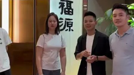 当食物不仅仅为了果腹，美食便流光溢彩的呈现出来，不拘泥于形式，有出处有文化，有据可考有典可依，还有一帮孜孜不倦为之奋斗的餐饮人。