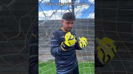 On me dit qu’il est toujours coincé dans le filet 😂 #footballshorts #football #funny #goalkeeper