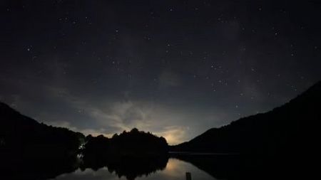 昇る冬の星座オリオン・沈む白鳥座と夏の大三角（七夕の星）・ ペルセウス座流星群の流れ星が流れています・　日光　湯ノ湖から　七夕の星と天の川・ペルセウス座流星群極大2日前