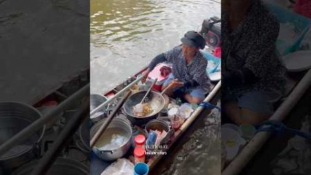 ผัดไทอาหารตามสั่ง 40บาททำใหม่บนเรืออร่อยตลาดน้ำวัดตะเคียน #streetfood #food #ผัดไทย #ตลาดน้ำ #ผัดไท