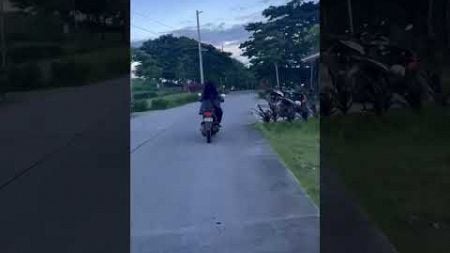 我大女兒學會摩托車了，My eldest daughter learned to ride a motorcycle.