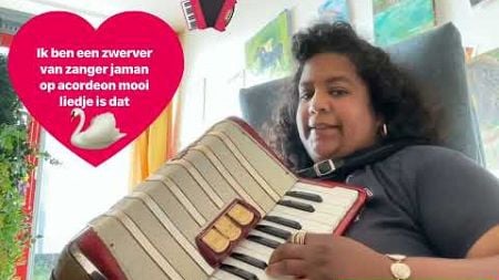 Miranda ik ben een zwerver van zanger jaman op acordeon