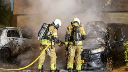 Drie auto&#39;s in brand op parkeerplaats in Zwolle