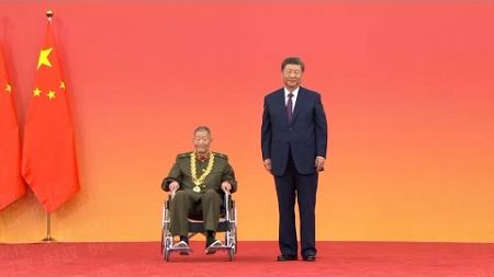 President Xi Jinping awards Medal of the Republic to Huang Zongde