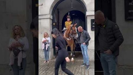 King’s Guard🇬🇧🇬🇧🇬🇧#tourist #london #viralvideo #travel #trending #horseguard #king #horse