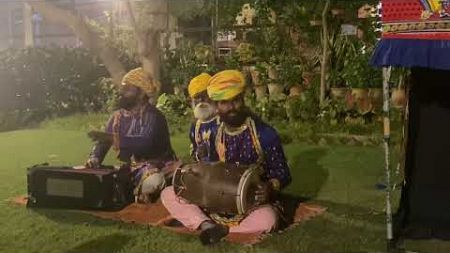 Mooie Indiase muziek in de tuin van hotel Arya Niwas in Jaipur