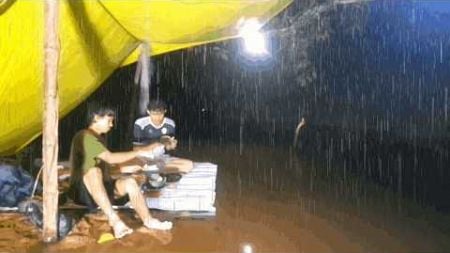 Diguyur hujan deras seharian tidur nyenyak di terjang banjir not solo camping, Relaxing Rain Sound