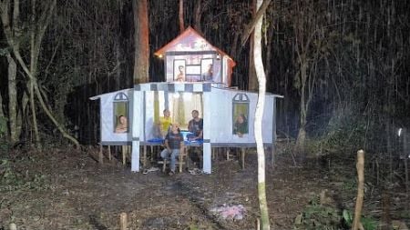 camping diguyur hujan deras tengah malam saat bersama teman-teman.