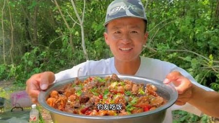 这么漂亮的垂钓环境，再与这么多钓友一起分享美食，真是太开心了