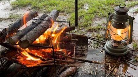 大雨のリアルなソロキャンプ！びしょぬれの薪を燃やして焚き火する