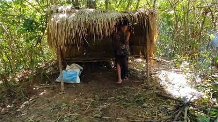 The Jungle Man Live In Thatched Huts In Forest - Primitive Technology