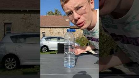 Essayer de mettre le crayon dans la bouteille #shorts #skills #skillz #tricks #trickshots