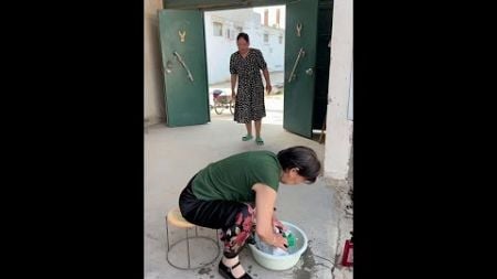 The scene of mother-in-law washing clothes# funny video# dramaFunny short video#lifefun#family skits