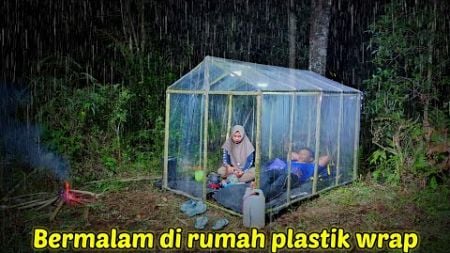 CAMPING HUJAN DERAS - BERSAMA ISTRI MEMBANGUN RUMAH PLASTIK MENGGUNAKAN PLASTIK WRAP