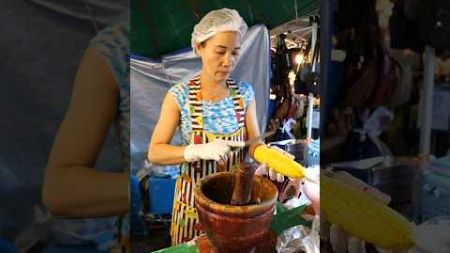 Traditional way. // Thai street food