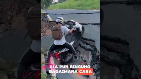 Bagaimana jalan bisa terbelah seperti ini?! #faktaunik #faktamenarik #facts #motorcycle #shorts